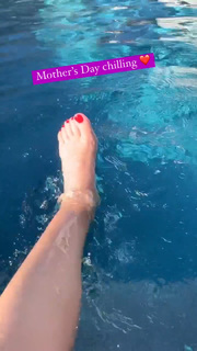 Angela Kinsey feet photo thumbnail