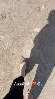 Angela Kinsey feet photo thumbnail