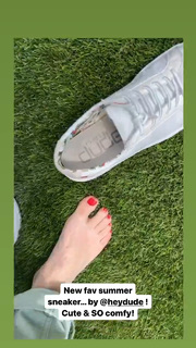 Angela Kinsey feet photo thumbnail