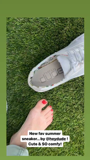 Angela Kinsey feet photo thumbnail