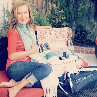 Angela Kinsey feet photo thumbnail