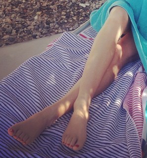 Angela Kinsey feet photo thumbnail