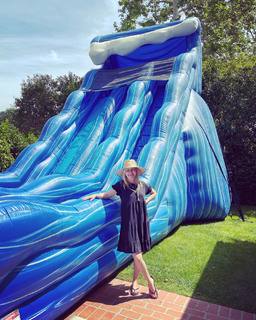 Angela Kinsey feet photo thumbnail