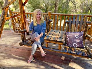 Angela Kinsey feet photo thumbnail