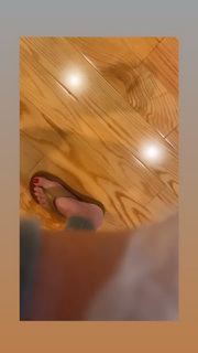 Angela Kinsey feet photo thumbnail