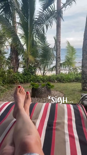 Angela Kinsey feet photo thumbnail