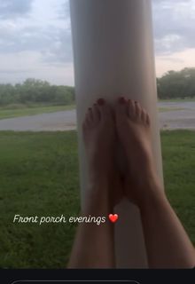 Angela Kinsey feet photo thumbnail