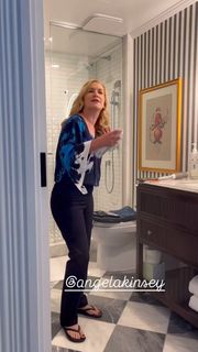 Angela Kinsey feet photo thumbnail