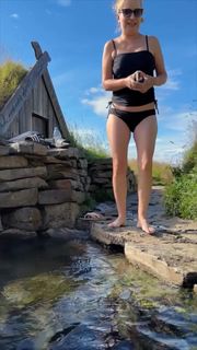 Angela Kinsey feet photo thumbnail