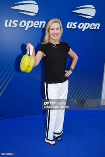 Angela Kinsey feet photo thumbnail