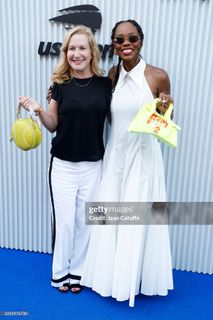 Angela Kinsey feet photo thumbnail