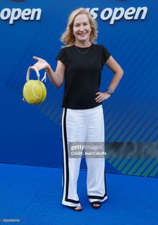 Angela Kinsey feet photo thumbnail