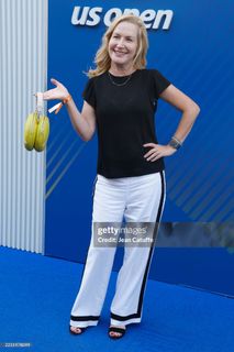 Angela Kinsey feet photo thumbnail