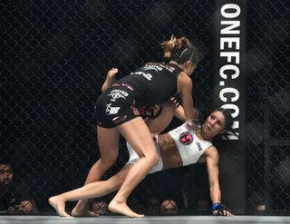 Angela Lee feet photo 16