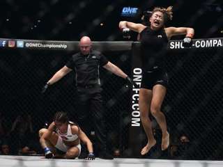 Angela Lee feet photo 12