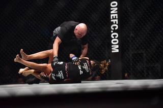Angela Lee feet photo 5