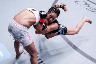 Angela Lee feet photo 3