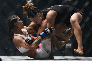 Angela Lee feet photo 3