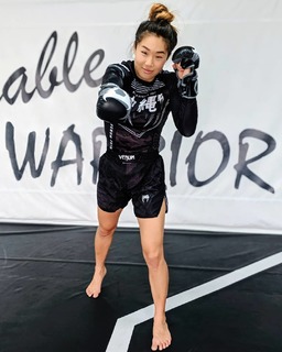 Angela Lee feet photo 4