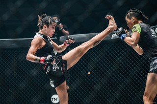 Angela Lee feet photo 11
