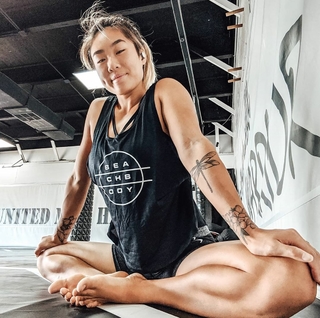 Angela Lee feet photo 5