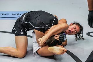 Angela Lee feet photo 4