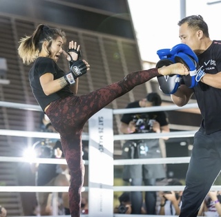 Angela Lee feet photo 16