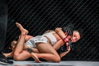 Angela Lee feet photo 4