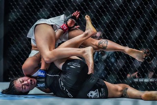 Angela Lee feet photo 3