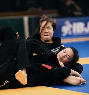 Angela Lee feet photo 5