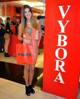 Angela Munhoz feet photo 5