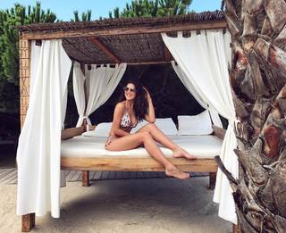 Angela Munhoz feet photo 2