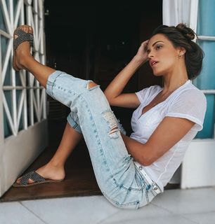 Angela Munhoz feet photo 5
