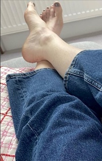 Angela Scanlon feet photo thumbnail