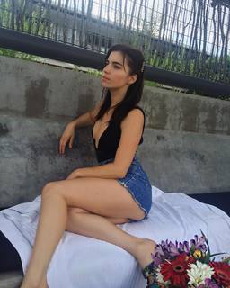 Angela Trimbur feet photo 7