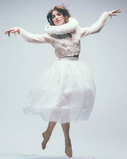 Angela Trimbur feet photo 3