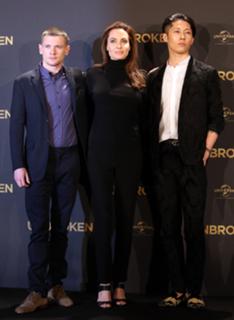 Angelina Jolie feet photo thumbnail