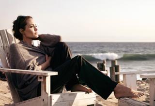 Angelina Jolie feet photo thumbnail