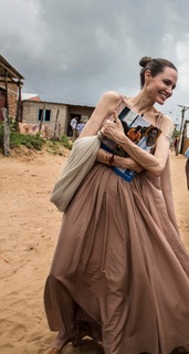 Angelina Jolie feet photo thumbnail