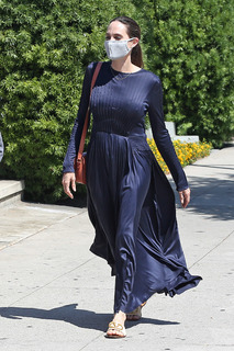 Angelina Jolie feet photo thumbnail