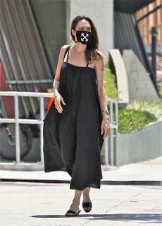 Angelina Jolie feet photo thumbnail
