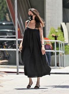 Angelina Jolie feet photo thumbnail