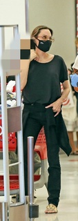 Angelina Jolie feet photo thumbnail