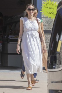 Angelina Jolie feet photo thumbnail
