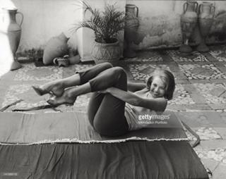 Angie Dickinson feet photo thumbnail