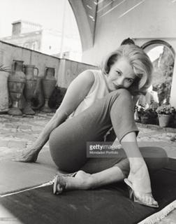 Angie Dickinson feet photo thumbnail