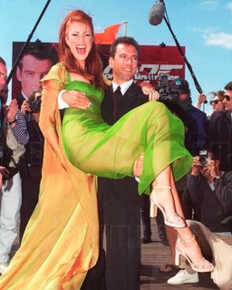 Angie Everhart feet photo thumbnail