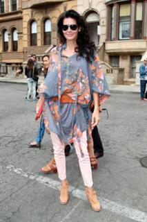 Angie Harmon feet photo thumbnail