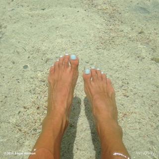 Angie Harmon feet photo thumbnail