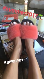 Angie Harmon feet photo thumbnail